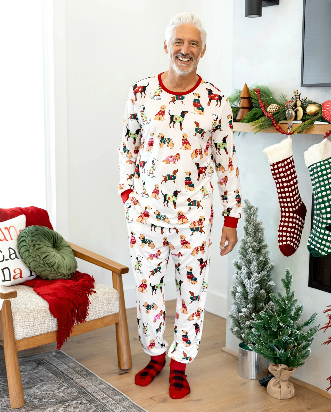 Conjunto de pijama familiar navideño a juego con estampado de varios perros y calcetines navideños color albaricoque