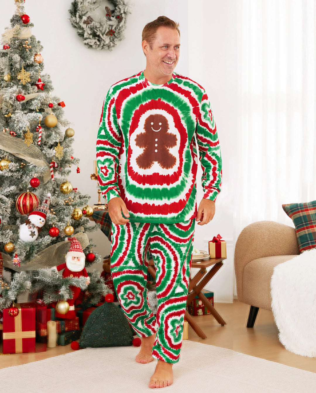 Ensemble pyjama de Noël familial rouge et vert motif bonhomme en pain d'épices tie-dye avec chaussettes de Noël multicolores