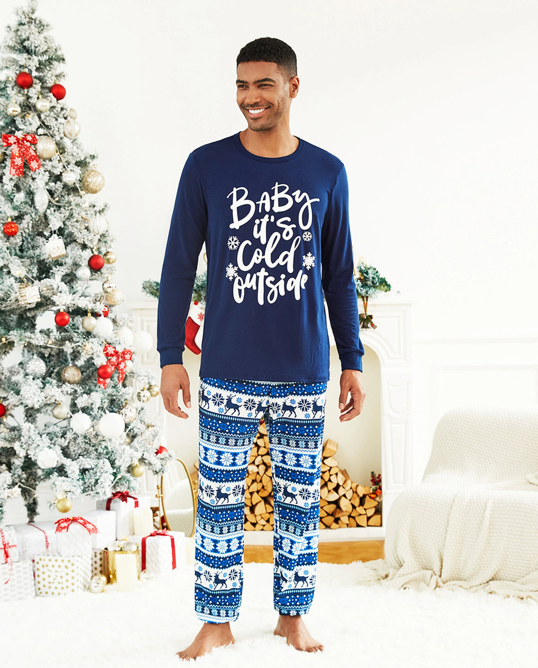 Pijama navideño con renos y letras a juego para toda la familia, en azul oscuro.