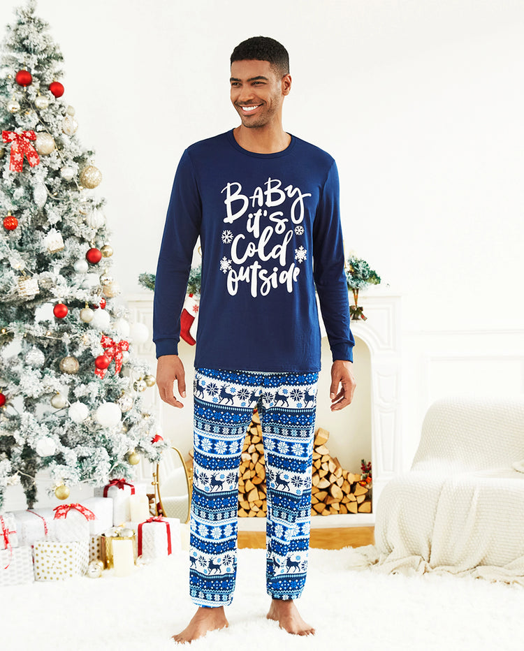 Pijama navideño con renos y letras a juego para toda la familia, en azul oscuro.