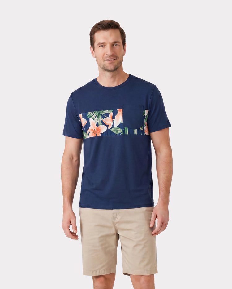 Conjuntos familiares a juego: camisetas de manga corta con paneles florales o vestidos midi con cuello en V y tirantes finos con estampado floral completo y broche oculto en azul real.