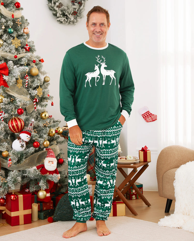 Conjunto de pijama familiar navideño con renos que brillan en la oscuridad, pantalones con estampado completo y calcetines navideños de color verde negruzco.