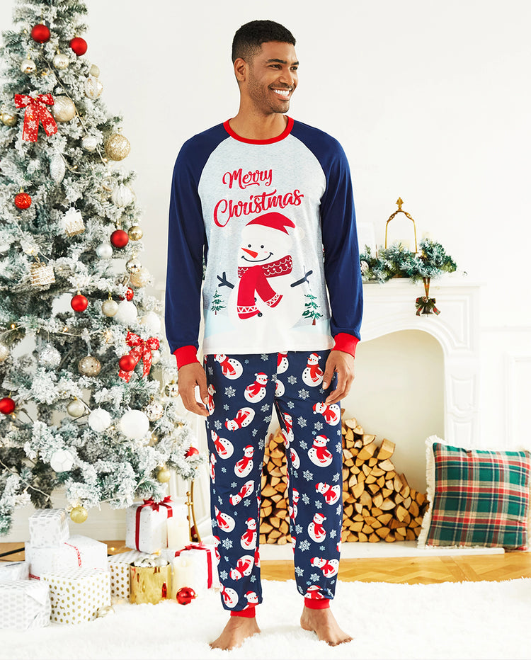 Pijamas familiares a juego con estampado de letras y muñeco de nieve navideño, mangas raglán y calcetines navideños en bloques de color.