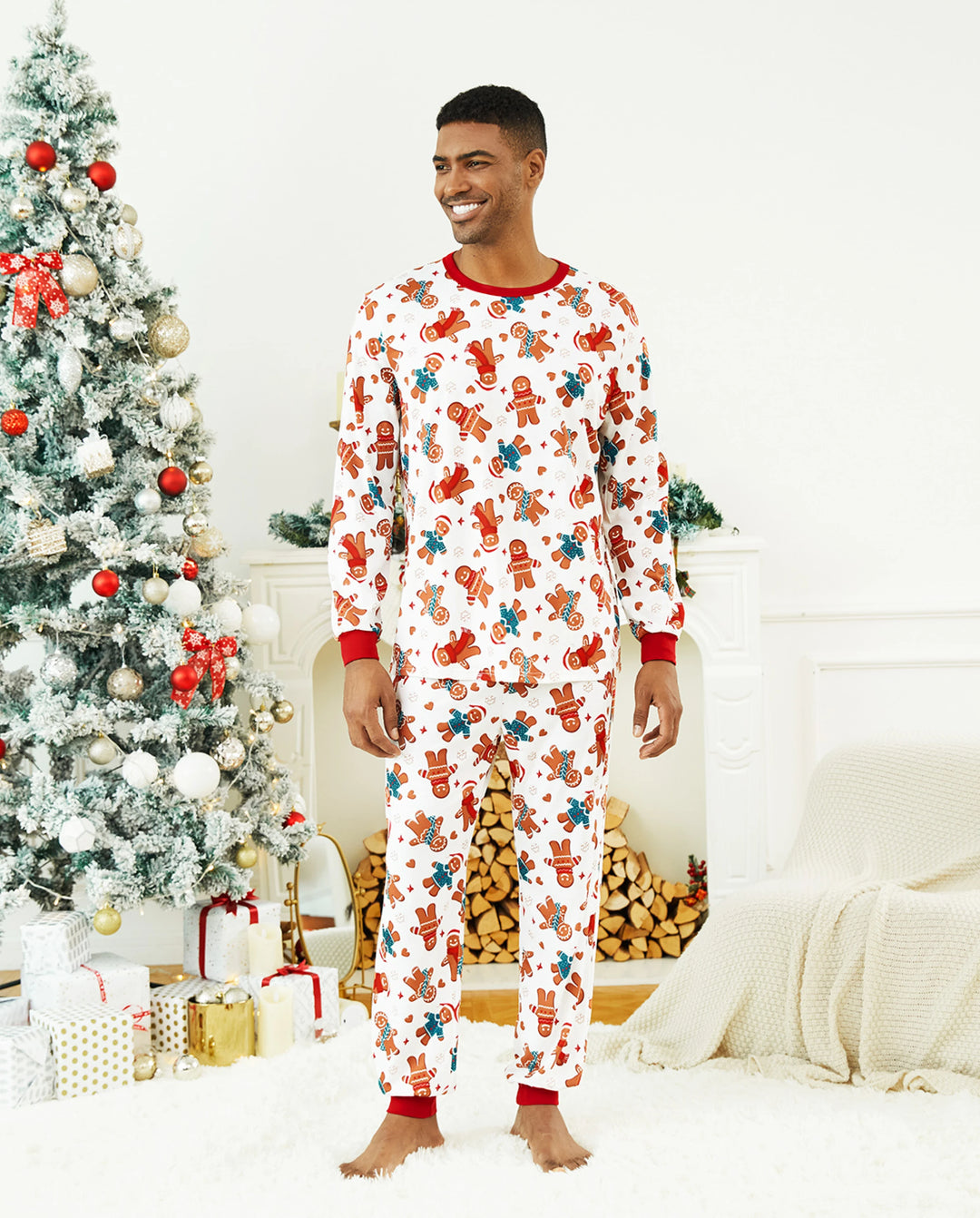 Pijama familiar navideño a juego con estampado de hombrecito de jengibre y calcetines navideños blancos