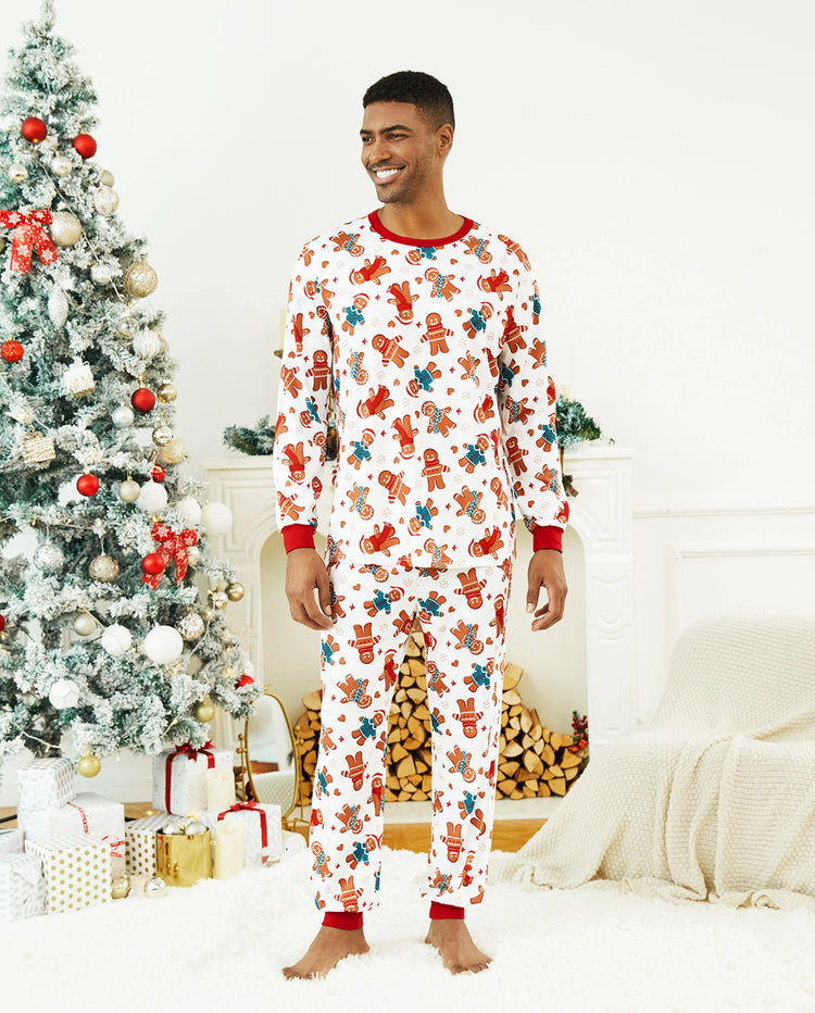 Pijama familiar navideño a juego con estampado de hombrecito de jengibre y calcetines navideños blancos