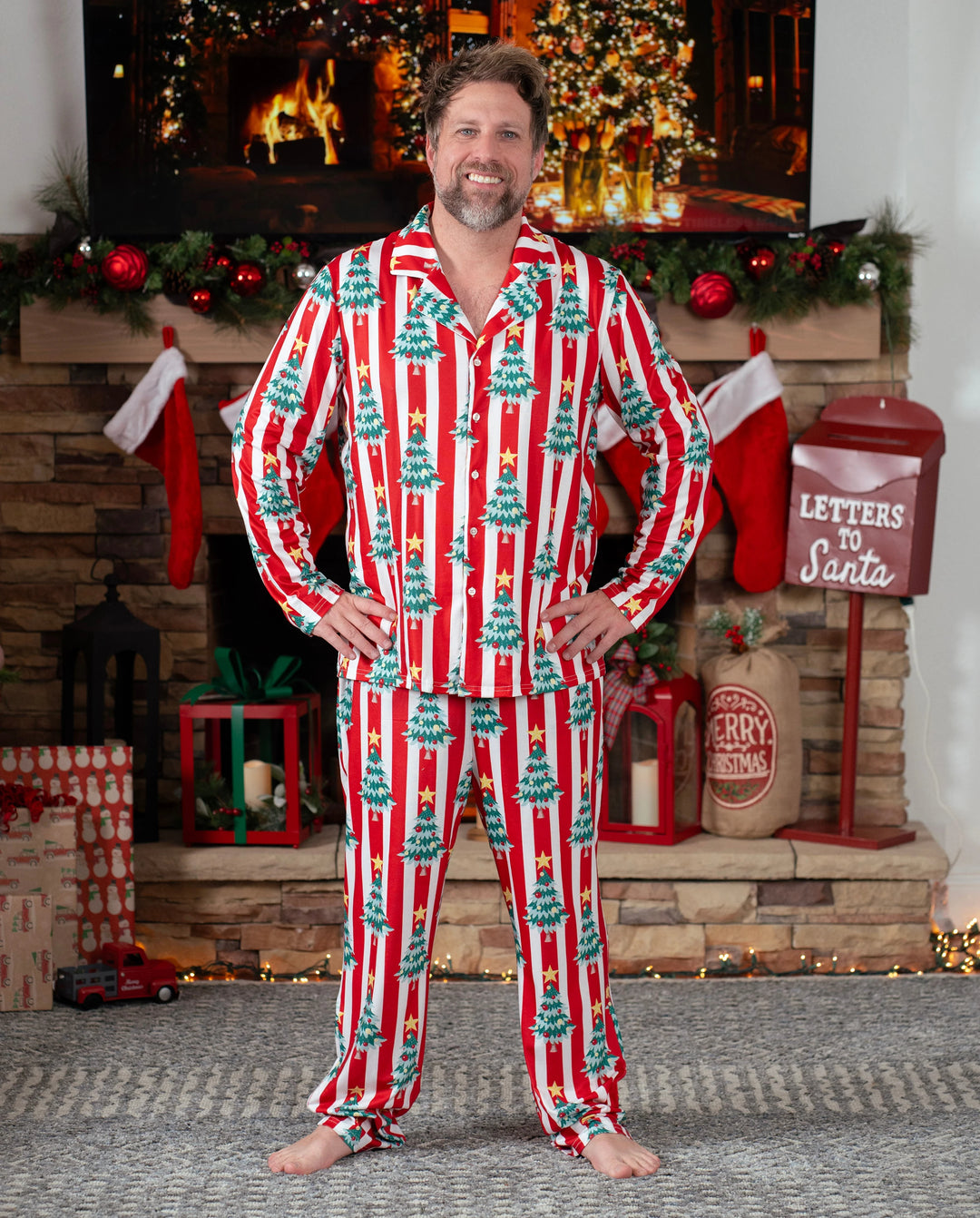Pijama familiar navideño a juego con estampado de árboles y rayas de manga larga con calcetines navideños rojos