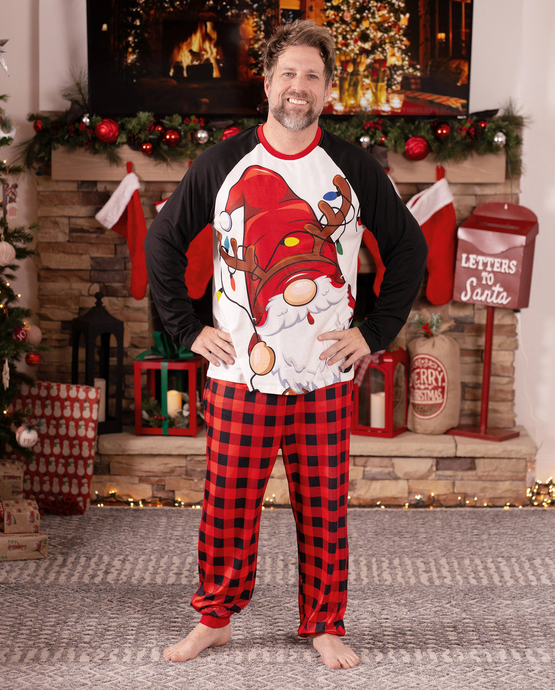 Pijama familiar navideño a juego con estampado de Papá Noel, mangas raglán y calcetines navideños (certificado SGS) en rojo