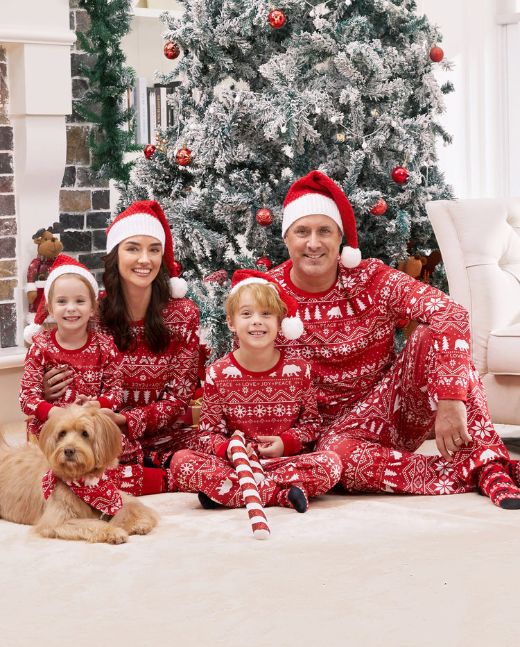 Pijamas familiares a juego con estampado navideño tradicional y calcetines navideños rojos