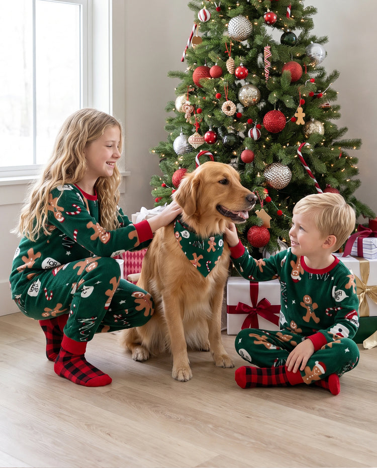 Pijama navideño familiar a juego de polar con hombrecito de jengibre, manga larga y calcetines navideños, color verde oscuro