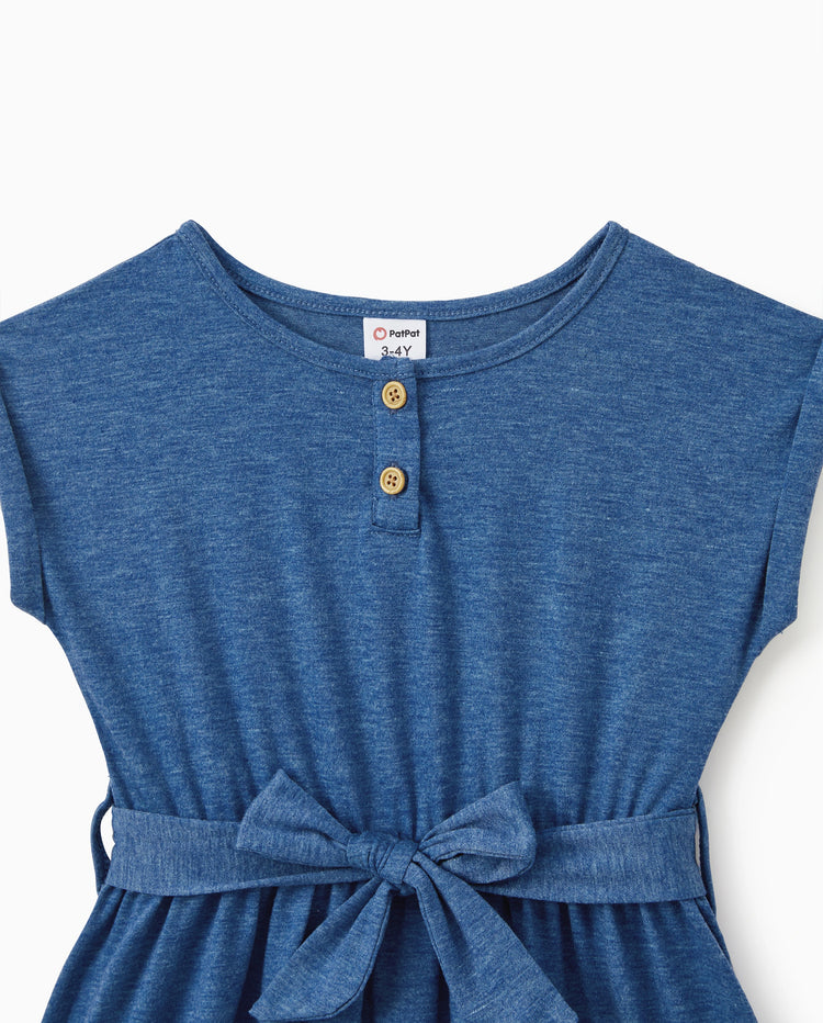 Tenue décontractée douce assortie famille maman et moi robes sous le genou, boutons devant, design ceinturé Bleu