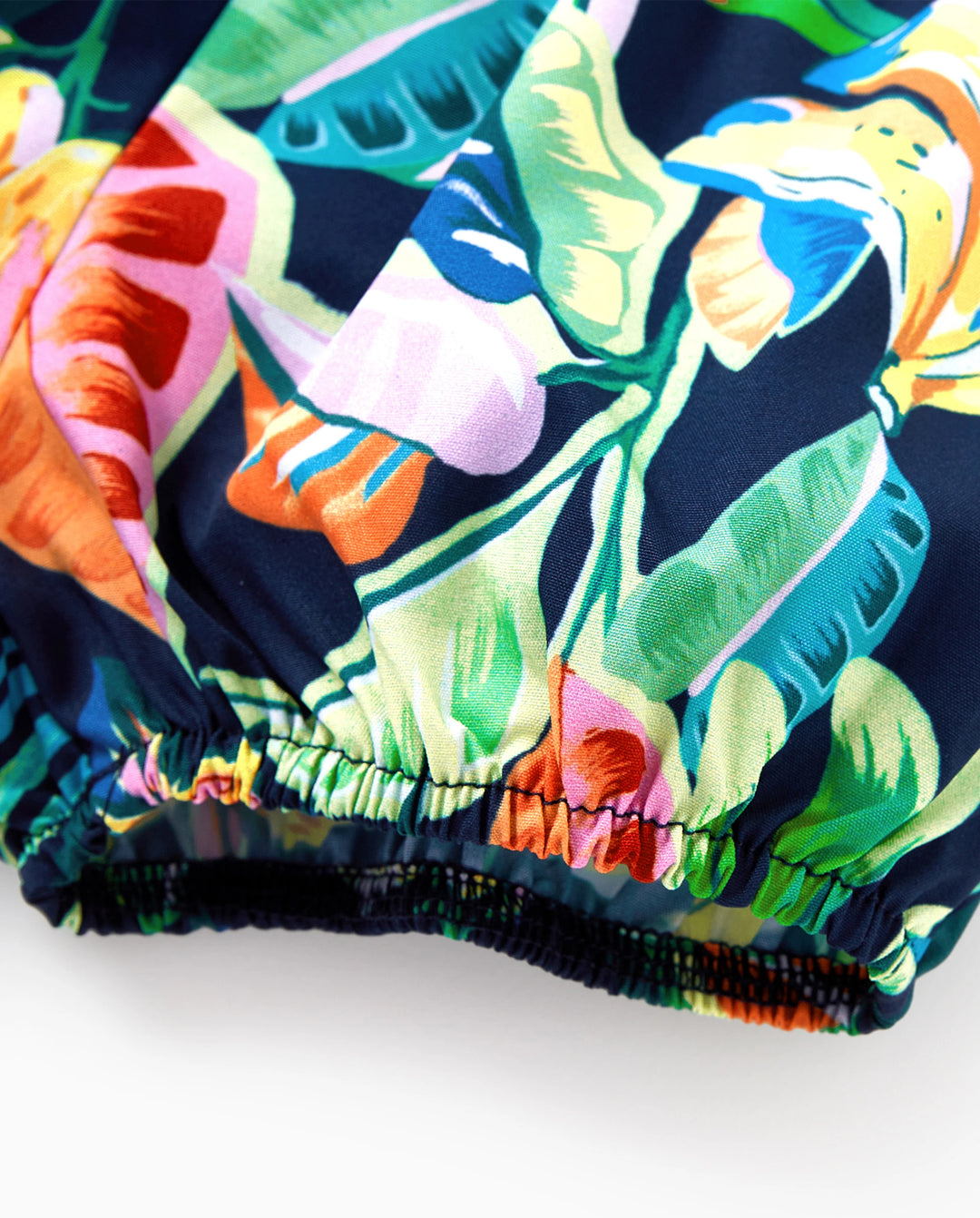 Mommy-and-Me ärmelloses Romper-Set mit tropischem Blattprint und Shorts mit Gürtel – Matching-Set in Dunkelblau.
