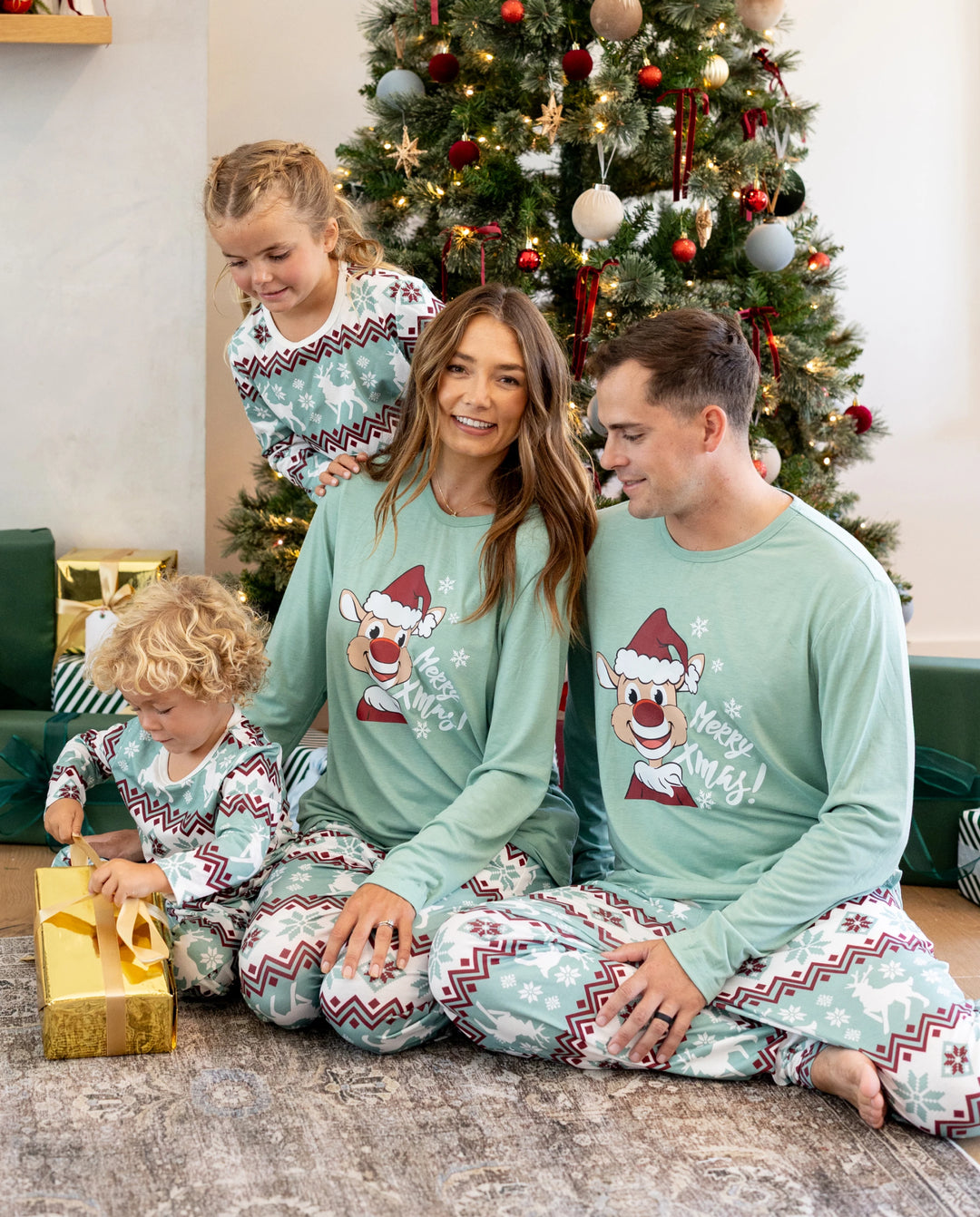 Conjunto de pijama familiar navideño a juego con estampado navideño de copos de nieve y calcetines navideños verde pálido
