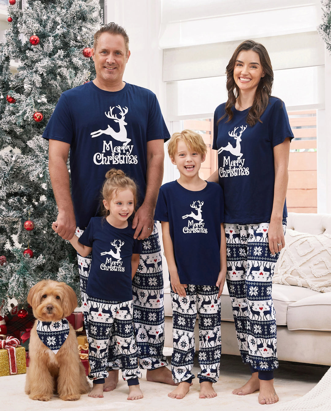 Pijamas familiares a juego con estampado navideño de renos que brillan en la oscuridad y calcetines navideños en azul oscuro