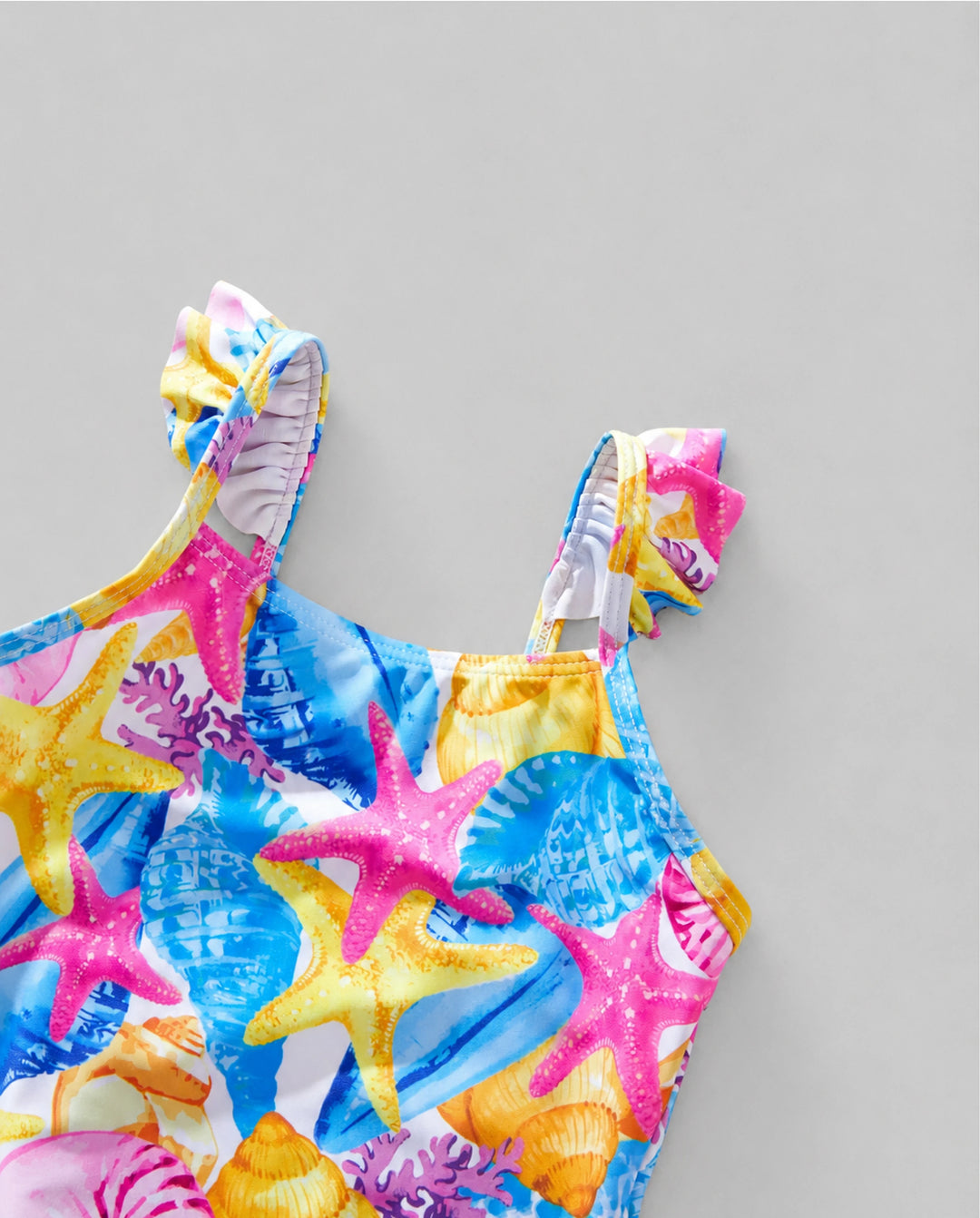 Conjunto de bañador de una pieza fruncido y pantalones cortos con estampado de conchas y estrellas de mar para niña pequeña Multicolor