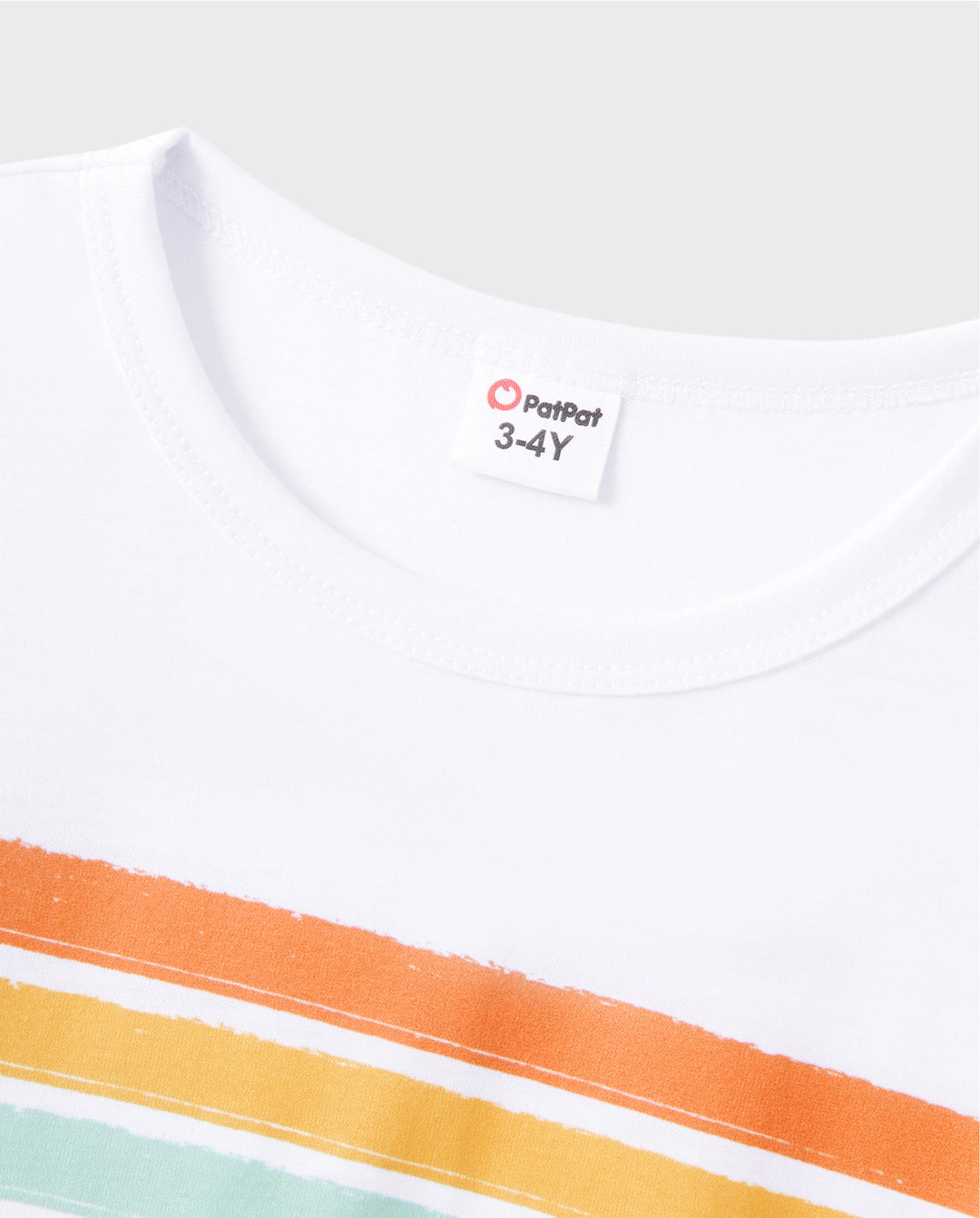 Familie passende bunt gestreifte V-Ausschnitt-Kleider mit Flatterärmeln und Kurzarm-T-Shirt-Sets ursprünglich weiß