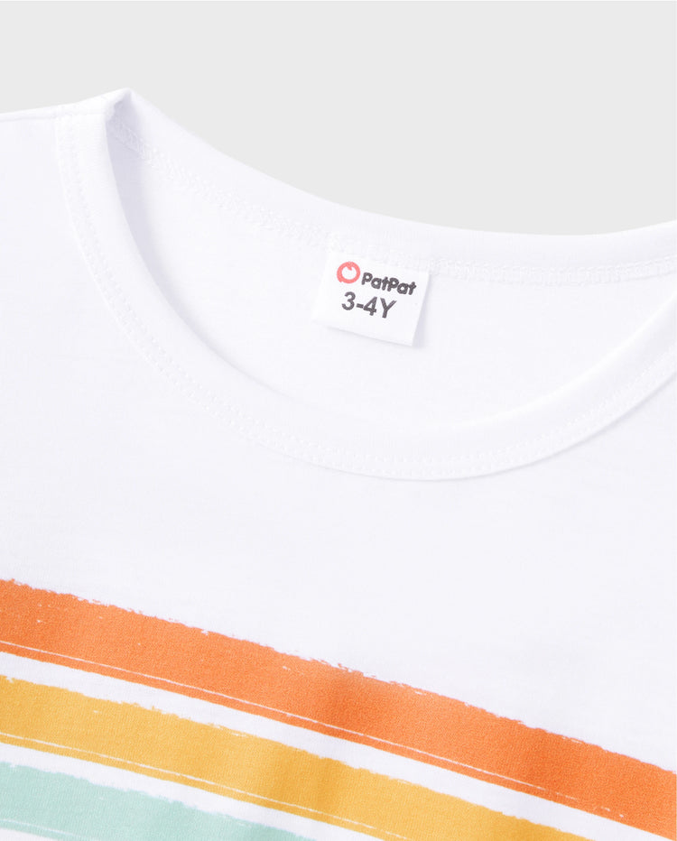Familie passende bunt gestreifte V-Ausschnitt-Kleider mit Flatterärmeln und Kurzarm-T-Shirt-Sets ursprünglich weiß