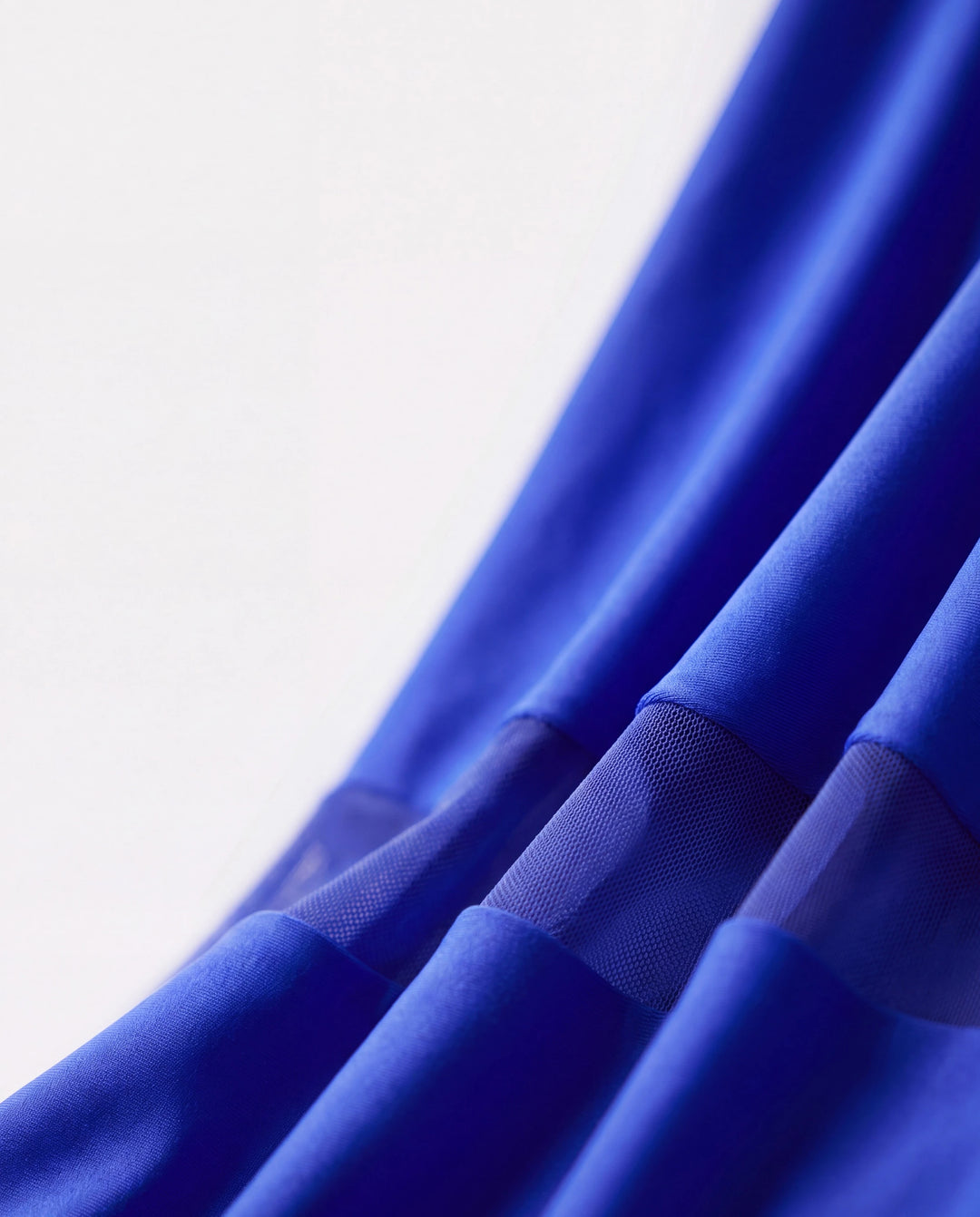 Passende blaue Badehose mit Kordelzug oder blauer Badeanzug mit einteiligen Trägern
 blau