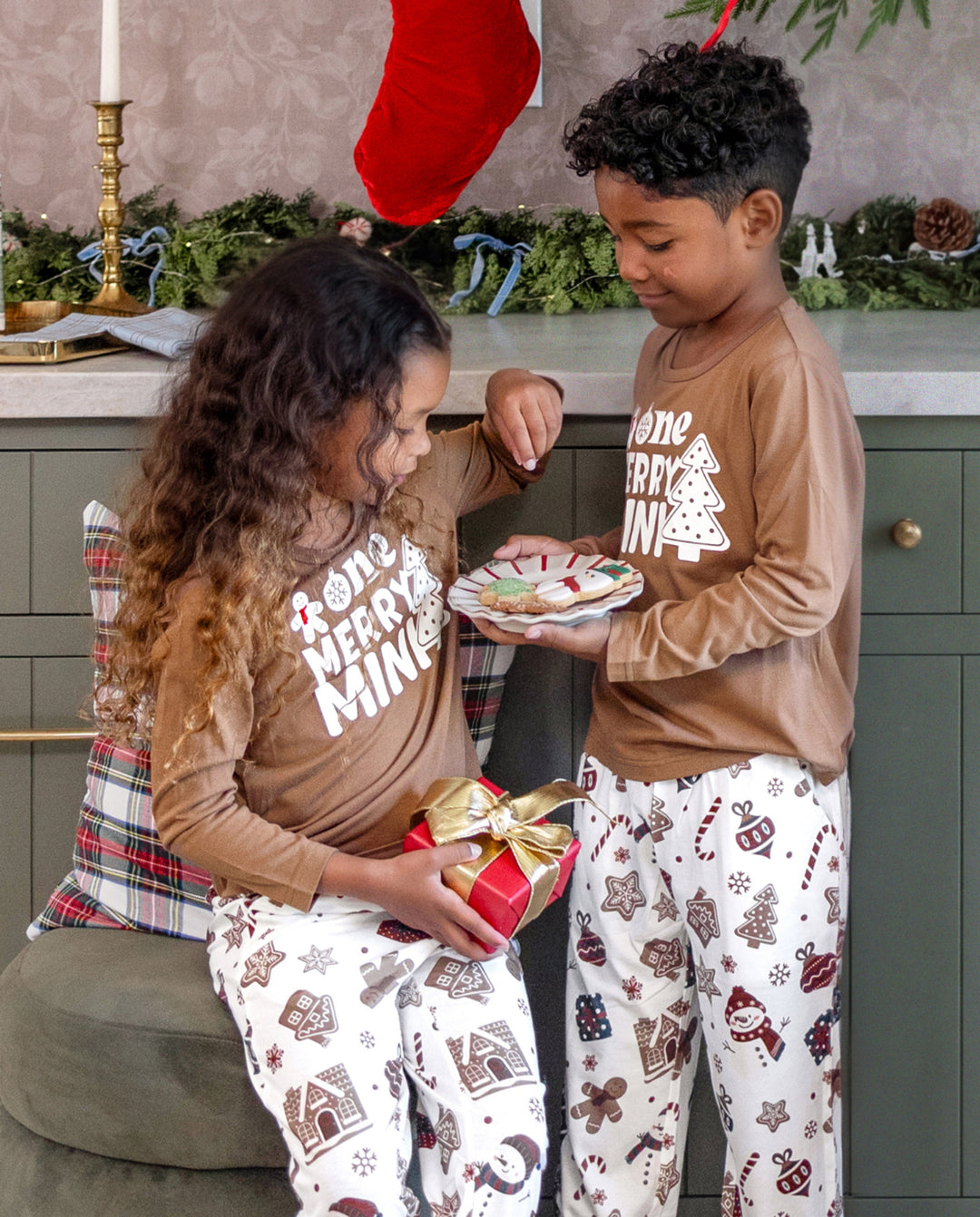 Pyjamas de Noël assortis pour la famille, imprimé bonhommes en pain d’épices et sapins de Noël