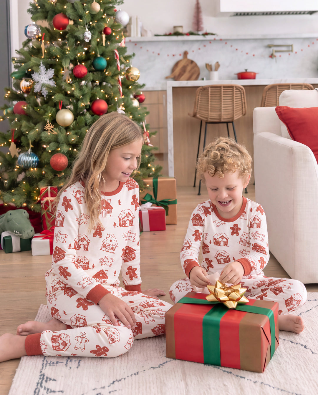 Aufeinander abgestimmte Weihnachts-Pyjamas für die ganze Familie mit Lebkuchen-Aufdruck in Rot