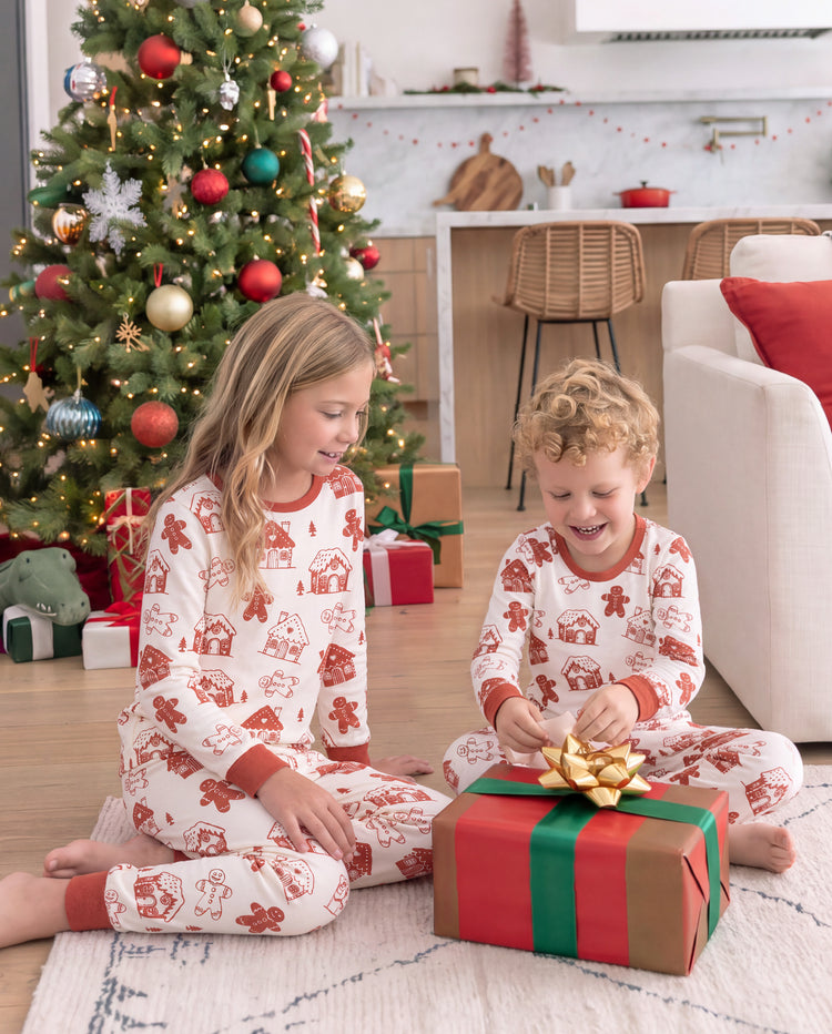 Aufeinander abgestimmte Weihnachts-Pyjamas für die ganze Familie mit Lebkuchen-Aufdruck in Rot