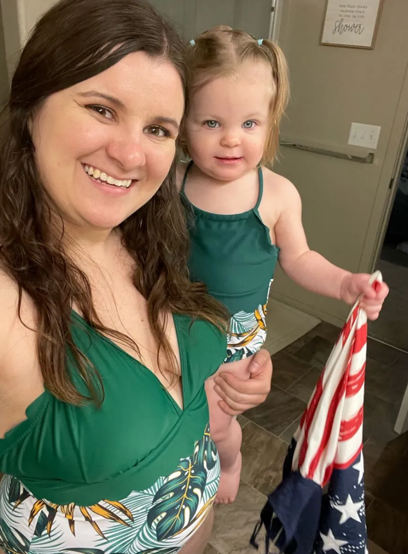 Traje de baño de una pieza con estampado de plantas a juego para toda la familia, pantalones cortos y escote en V con tirantes finos, color verde oscuro