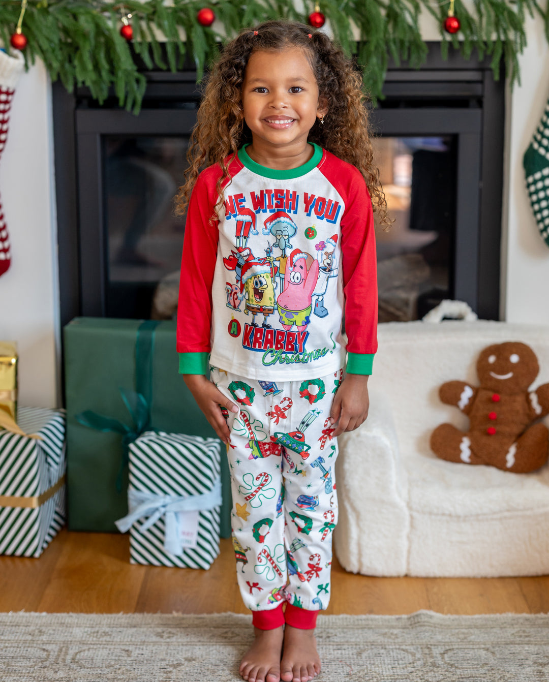 Conjuntos de pijamas navideños a juego con bloques de colores y calcetines navideños de Bob Esponja.
