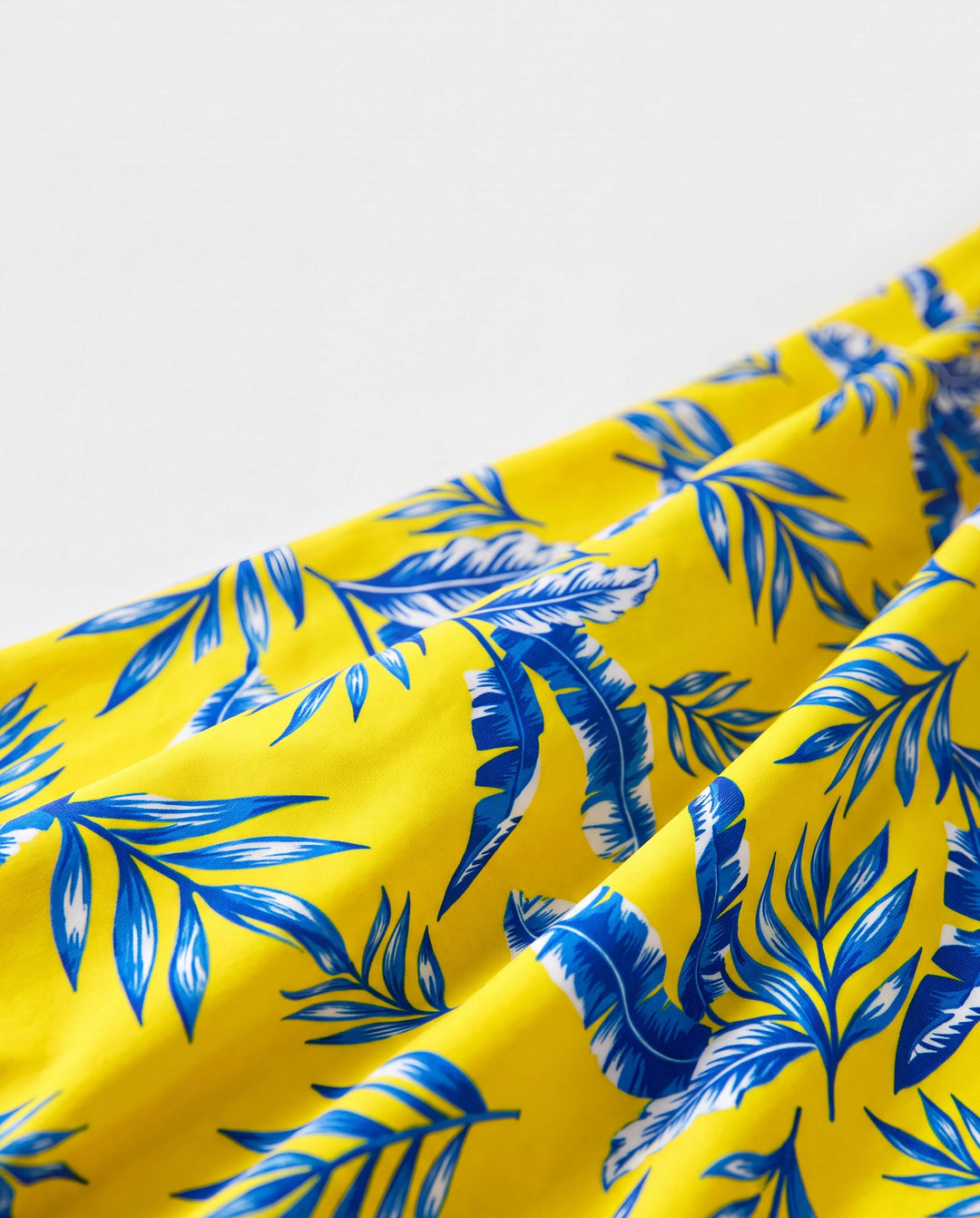 Familientaugliche Badehose mit gelbem Blattprint oder Bikini mit gerüschten Flatterärmeln und optionalem Badeüberwurf gelb