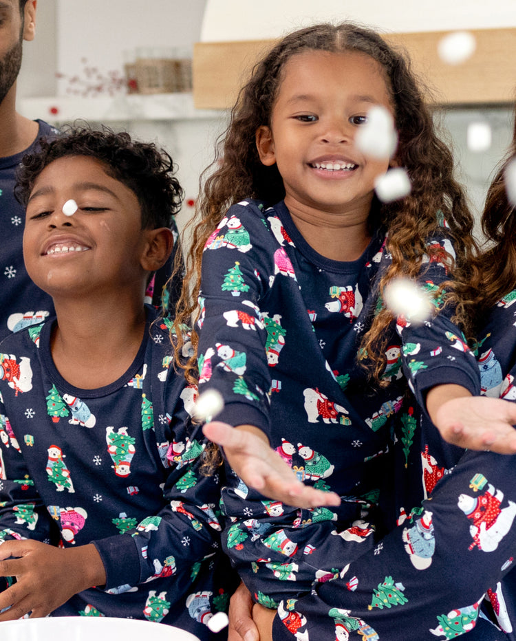 Aufeinander abgestimmte Weihnachts-Pyjamas für die ganze Familie mit Eisbär- und Weihnachtsbaum-Aufdruck in Marineblau