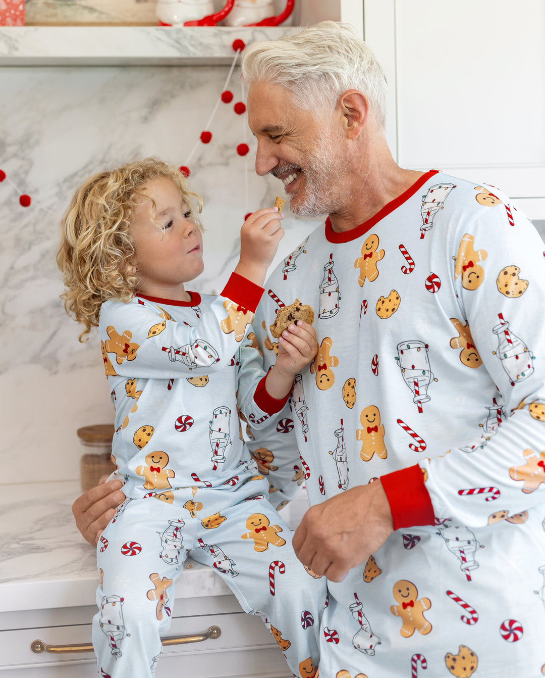 Pijamas navideños a juego para toda la familia, estampado de galleta de jengibre y leche, azul