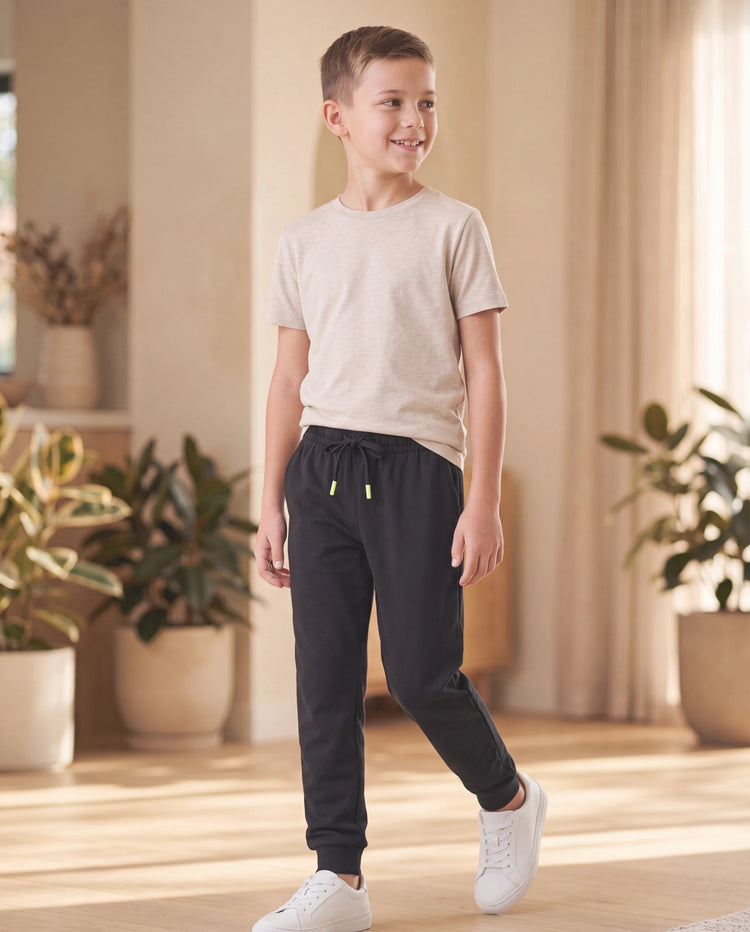 Kinder Jogginghose mit elastischem Bund und Kordelzug – Bequeme Alltags-Jogginghose mit Taschen für Jungen und Mädchen schwarz