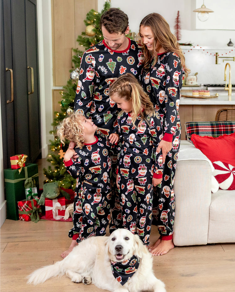Pijamas navideños a juego para toda la familia con estampado de árboles de Navidad y muñecos de jengibre, negro