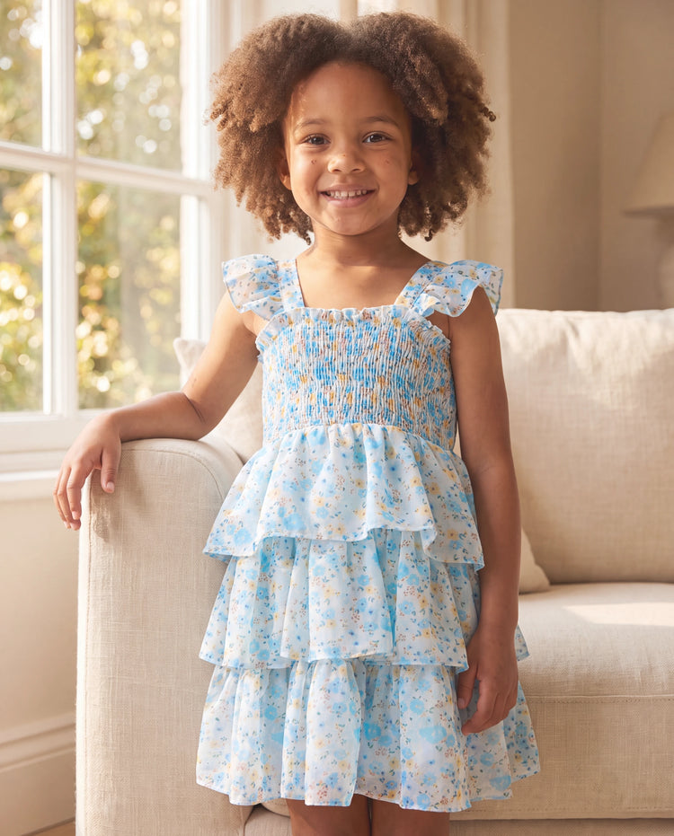 Vestido azul sin mangas con volantes y estampado floral para niña pequeña