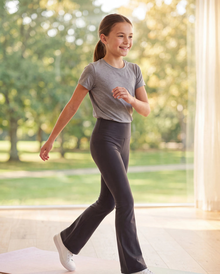 Sportliche Mädchen Ausgestellte Yogahose mit hoher Taille und passendem Scrunchie dunkelgrau