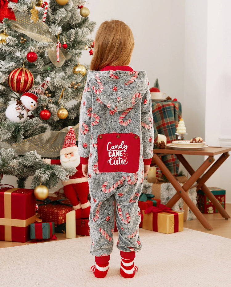 Pijamas de una pieza a juego con trajes navideños, estampado de bastón de caramelo (brillan en la oscuridad) y calcetines navideños negros.