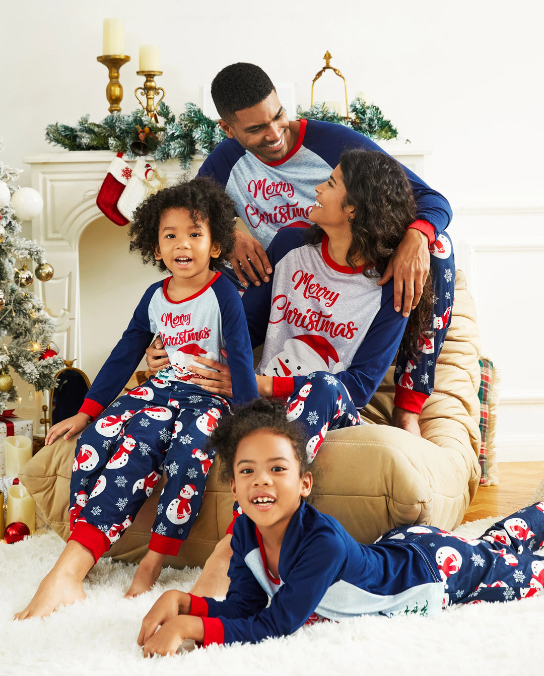Pijamas familiares a juego con estampado de letras y muñeco de nieve navideño, mangas raglán y calcetines navideños en bloques de color.