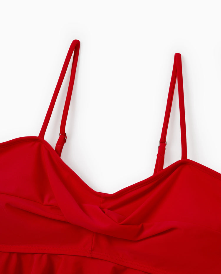 Familien-Matching-Badebekleidung mit Blumenprint – Bikini- und Badehosen-Set für Mama, Papa und Kinder, perfekt für Sommertage am Strand und Poolpartys in Rot.
