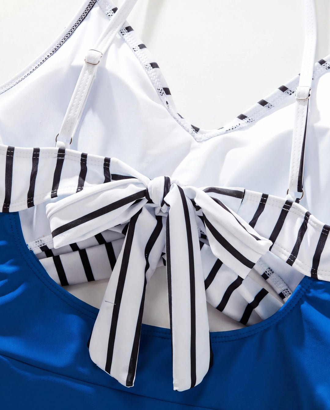 Passender Familien-Badeanzug Colorblock-Badehose mit Kordelzug oder gestreifter blauer gespleißter Tankini mit Kreuz vorne, Binderücken und dünnen Trägern Farbblock