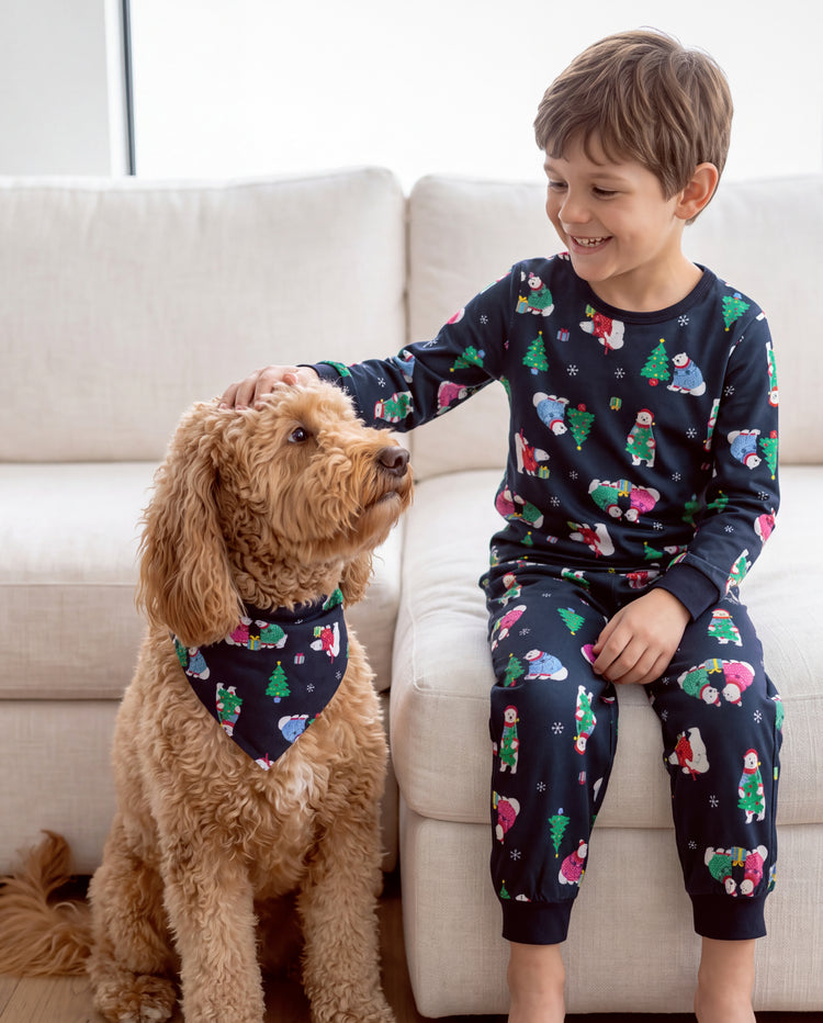 Aufeinander abgestimmte Weihnachts-Pyjamas für die ganze Familie mit Eisbär- und Weihnachtsbaum-Aufdruck in Marineblau