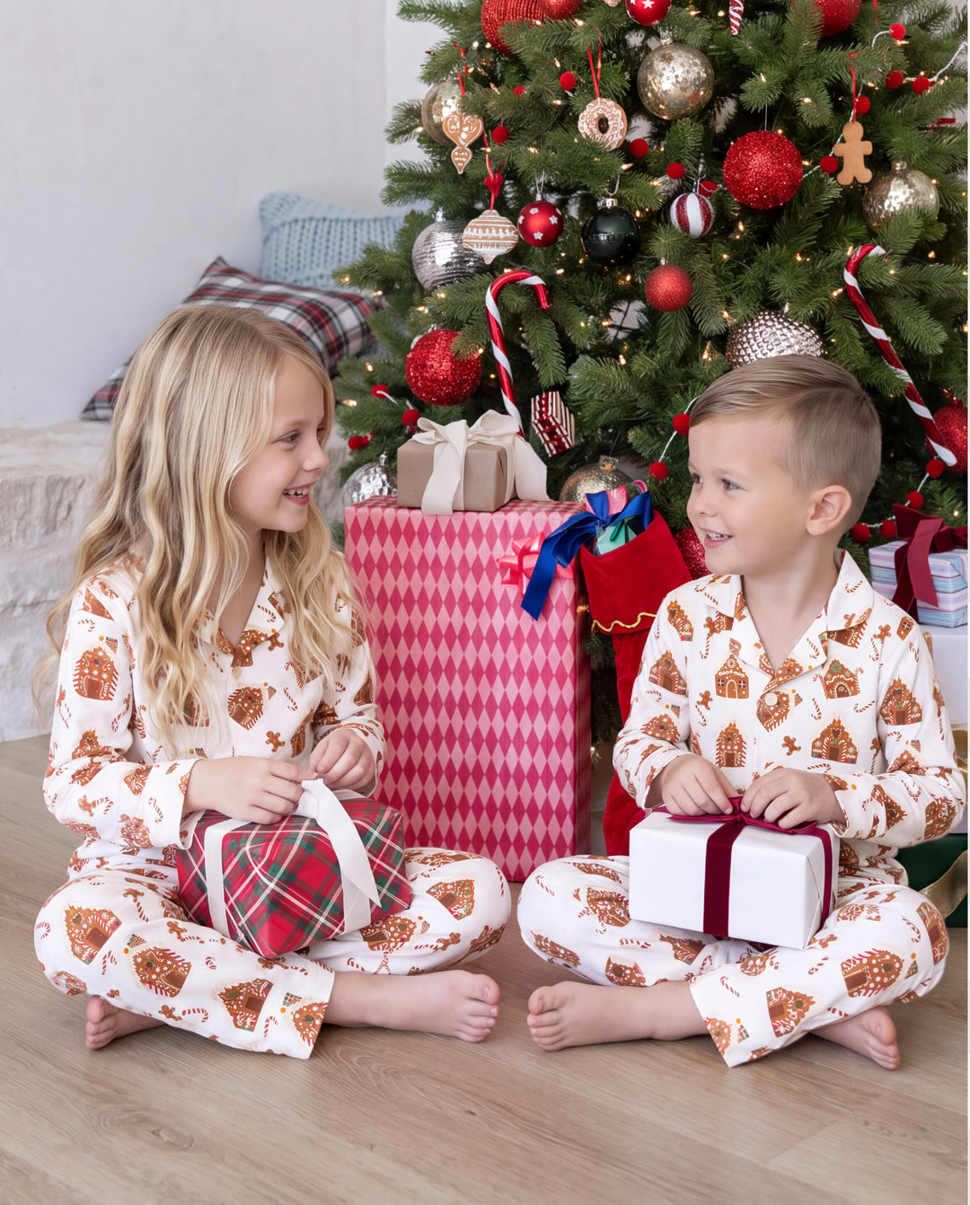 Pijamas navideños a juego para toda la familia con estampado de casas de jengibre, marrón