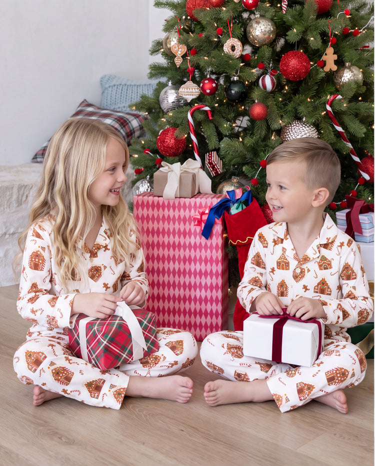 Pijamas navideños a juego para toda la familia con estampado de casas de jengibre, marrón