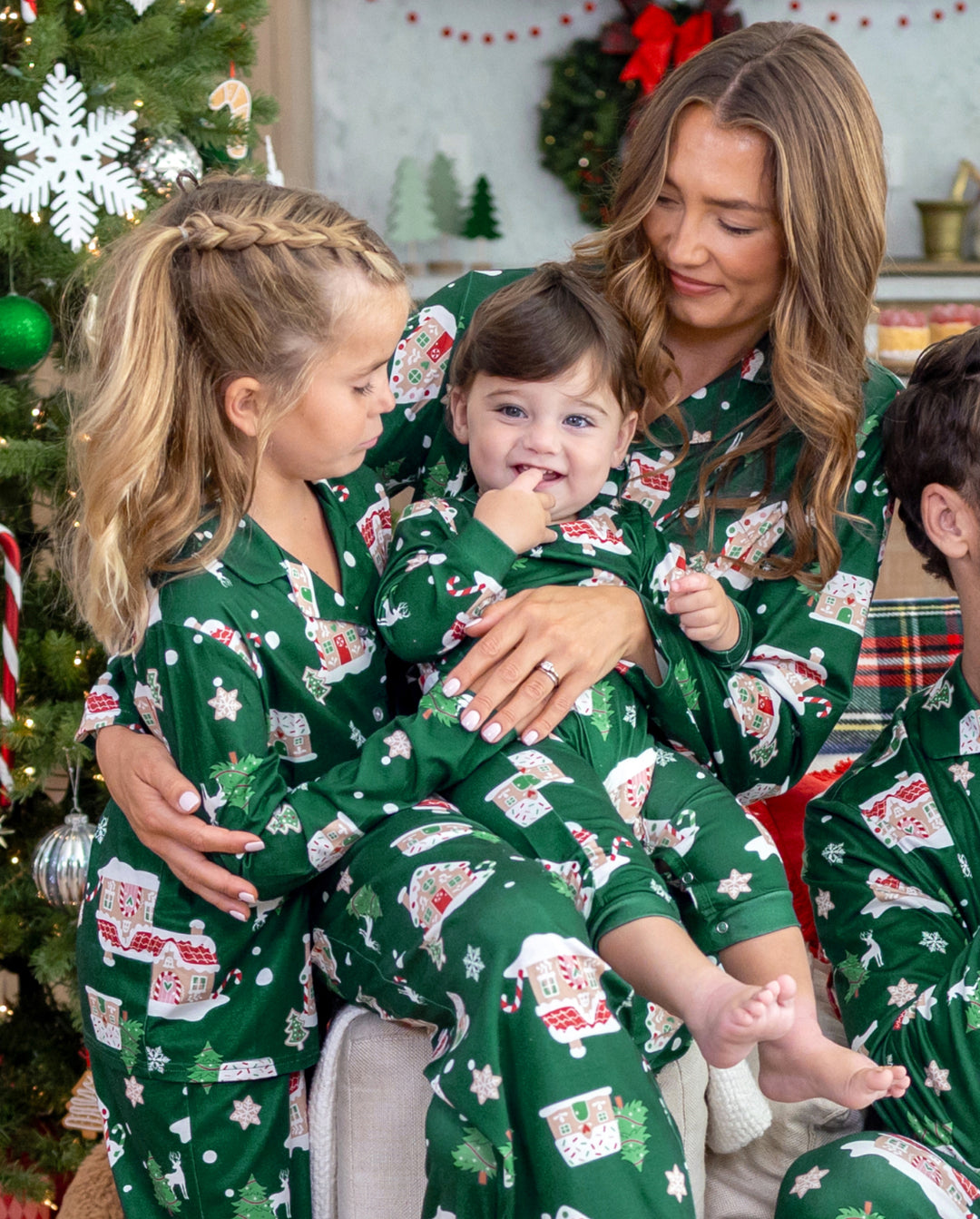 Weihnachts-Pyjamas im Partnerlook für die ganze Familie, Lebkuchenhaus-Print, Grün