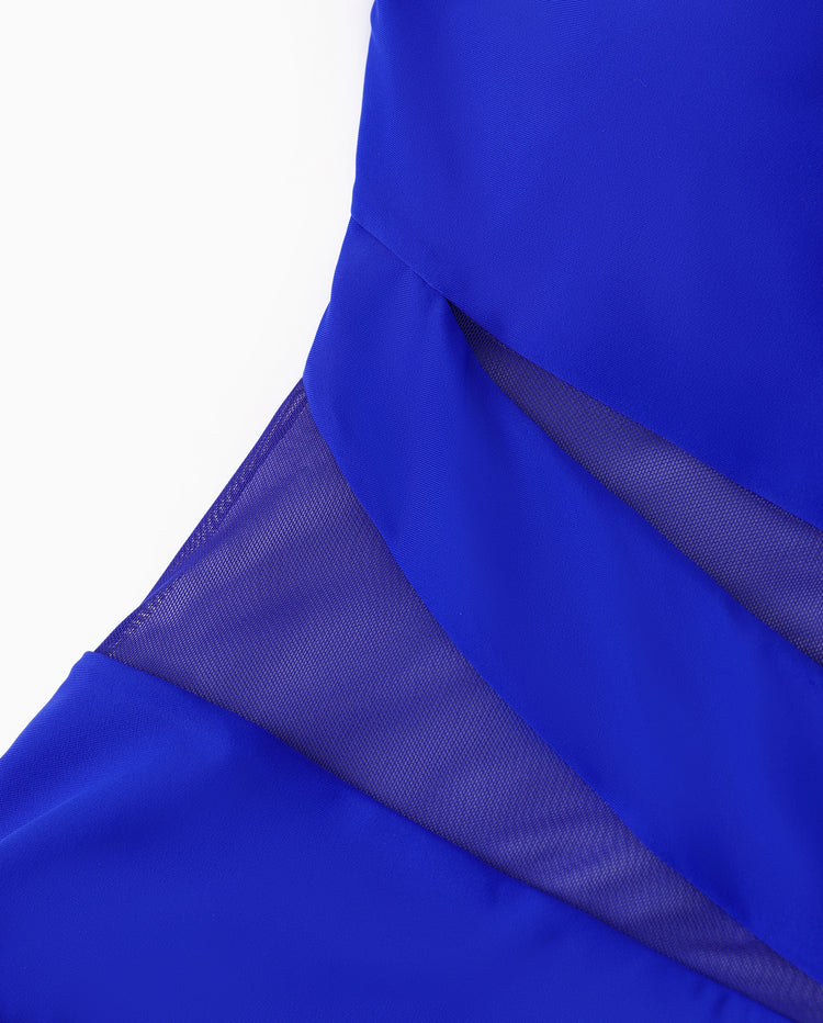Passende blaue Badehose mit Kordelzug oder blauer Badeanzug mit einteiligen Trägern
 blau