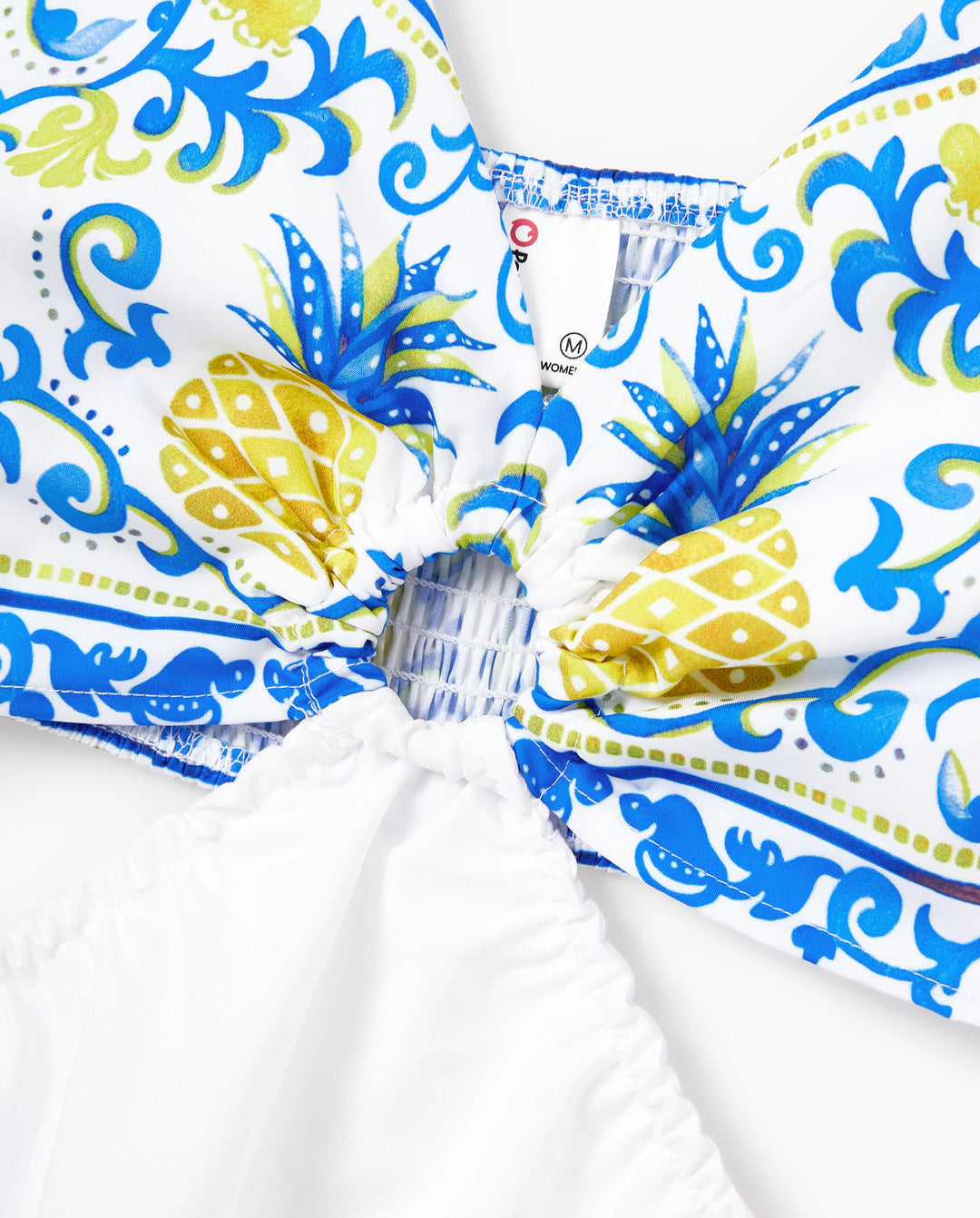 Ensemble de vacances assorti pour la famille T-shirt à manches courtes imprimé tropical ananas et cocotier ou robe à bretelles ajourée pour les vacances d'été blanche