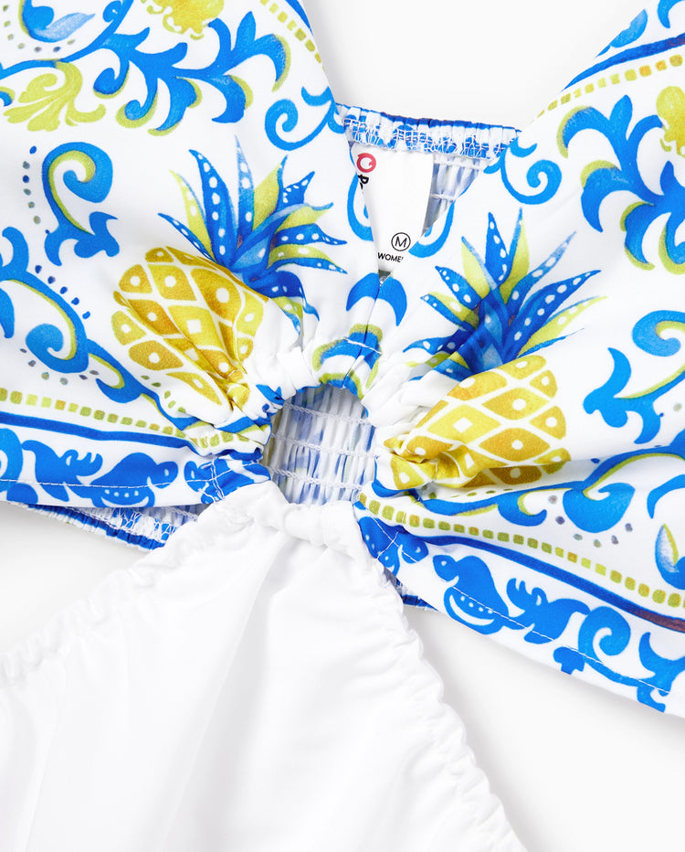 Ensemble de vacances assorti pour la famille T-shirt à manches courtes imprimé tropical ananas et cocotier ou robe à bretelles ajourée pour les vacances d'été blanche