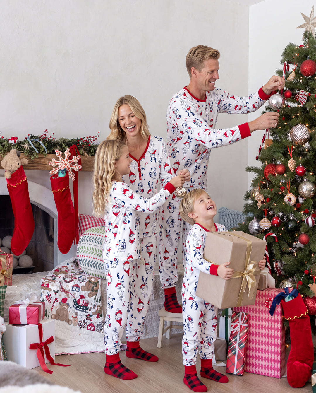 Ensemble pyjama de Noël assorti pour toute la famille, imprimé Père Noël et chiens, avec chaussettes de Noël blanches