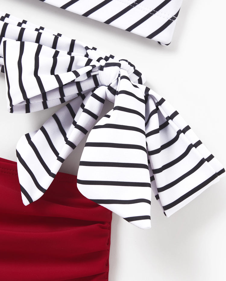 Passende Badeanzüge für die Familie Rot gestreifter One-Shoulder-Bikini oder Badehose mit Colorblock Passende Strandoutfits für Sommer, Kreuzfahrt, Urlaub rot
