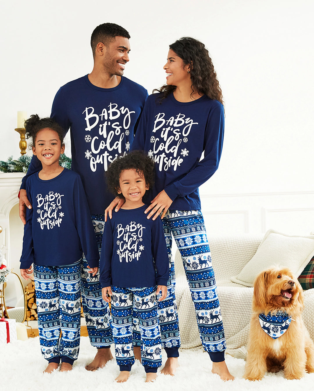 Pijama navideño con renos y letras a juego para toda la familia, en azul oscuro.