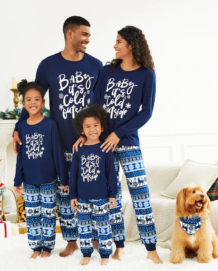 Pijama navideño con renos y letras a juego para toda la familia, en azul oscuro.