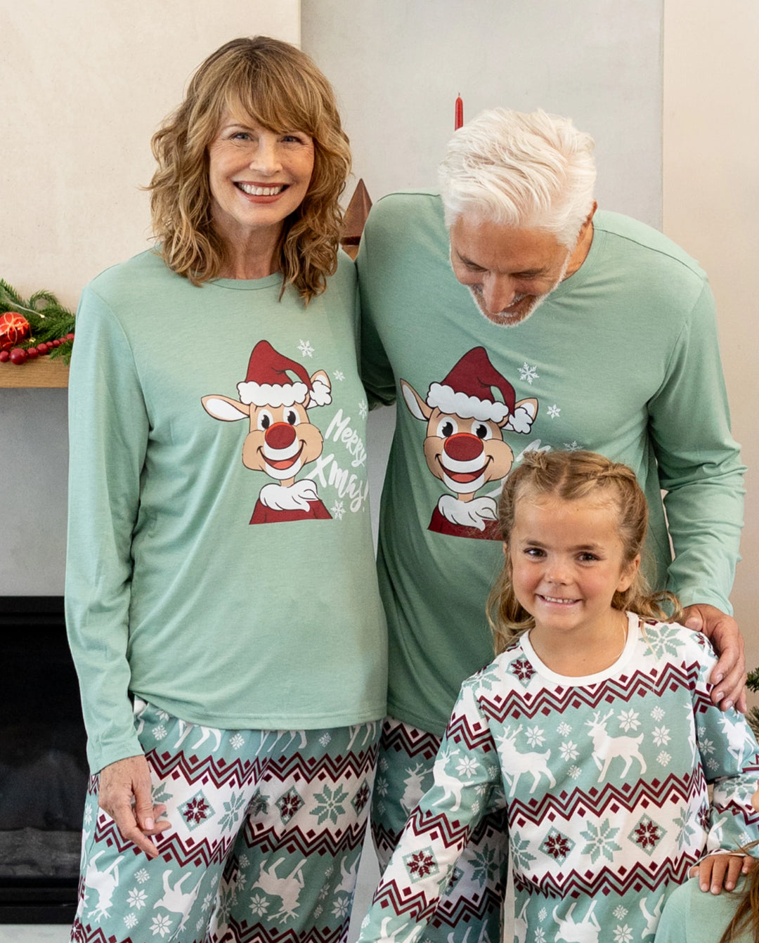 Conjunto de pijama familiar navideño a juego con estampado navideño de copos de nieve y calcetines navideños verde pálido