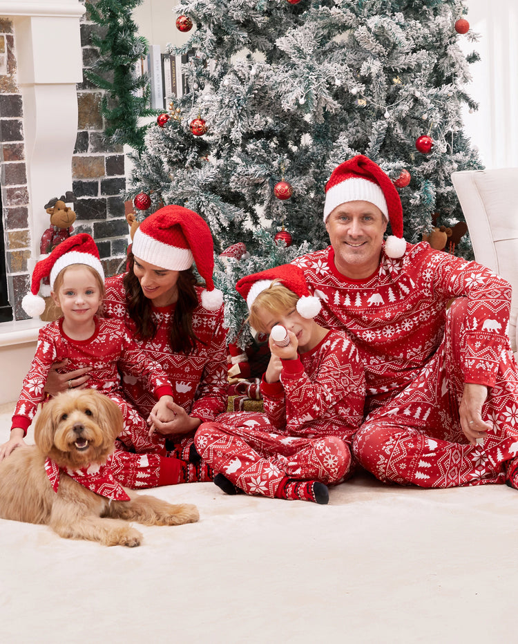 Pijamas familiares a juego con estampado navideño tradicional y calcetines navideños rojos